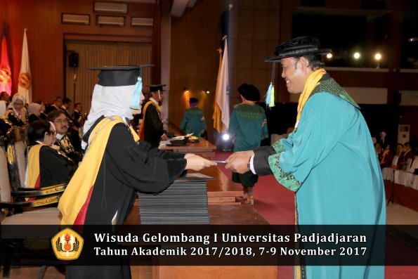 Wisuda Unpad Gel I TA 2017_2018  Fakultas Farmasi oleh Dekan 006