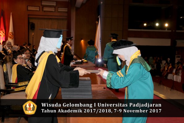 Wisuda Unpad Gel I TA 2017_2018  Fakultas Farmasi oleh Dekan 007