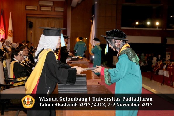 Wisuda Unpad Gel I TA 2017_2018  Fakultas Farmasi oleh Dekan 008