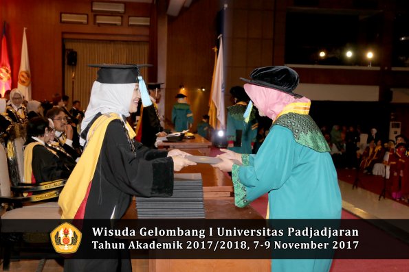 Wisuda Unpad Gel I TA 2017_2018  Fakultas Farmasi oleh Dekan 009