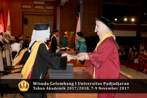 Wisuda Unpad Gel I TA 2017_2018  Fakultas Farmasi oleh Dekan 011