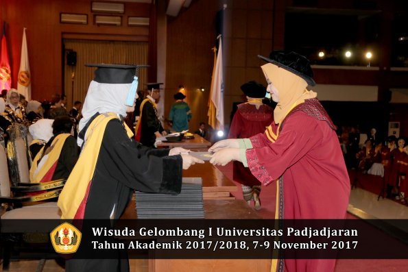 Wisuda Unpad Gel I TA 2017_2018  Fakultas Farmasi oleh Dekan 012