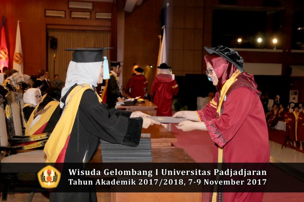 Wisuda Unpad Gel I TA 2017_2018  Fakultas Farmasi oleh Dekan 014