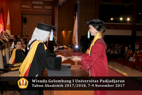 Wisuda Unpad Gel I TA 2017_2018  Fakultas Farmasi oleh Dekan 016