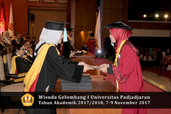 Wisuda Unpad Gel I TA 2017_2018  Fakultas Farmasi oleh Dekan 017