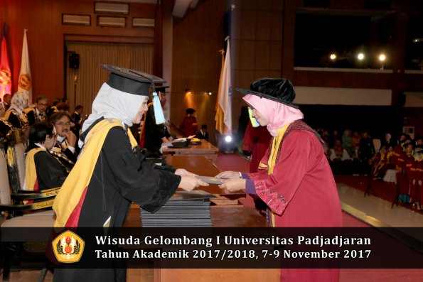 Wisuda Unpad Gel I TA 2017_2018  Fakultas Farmasi oleh Dekan 018