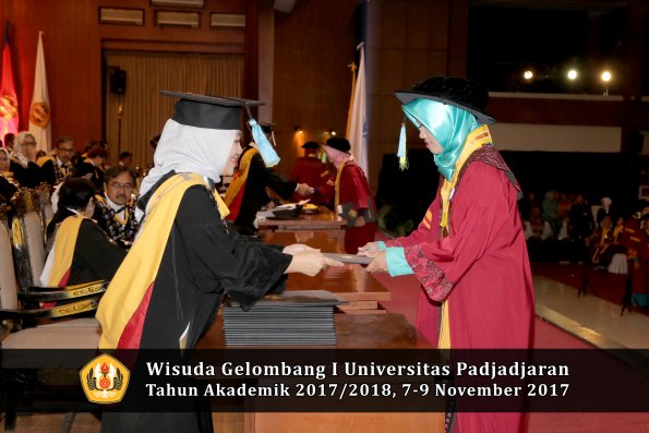Wisuda Unpad Gel I TA 2017_2018  Fakultas Farmasi oleh Dekan 019