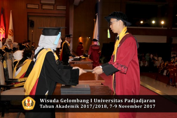 Wisuda Unpad Gel I TA 2017_2018  Fakultas Farmasi oleh Dekan 028