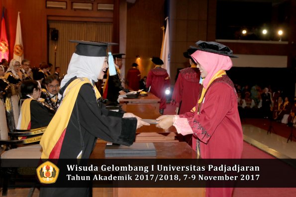 Wisuda Unpad Gel I TA 2017_2018  Fakultas Farmasi oleh Dekan 032