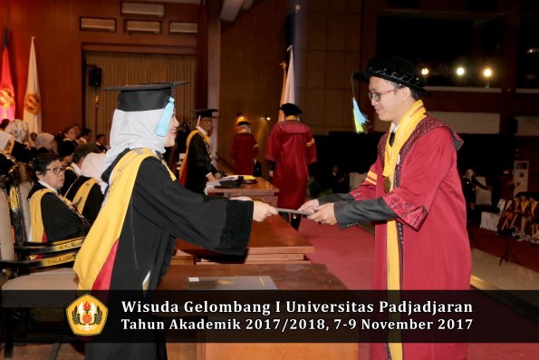 Wisuda Unpad Gel I TA 2017_2018  Fakultas Farmasi oleh Dekan 085