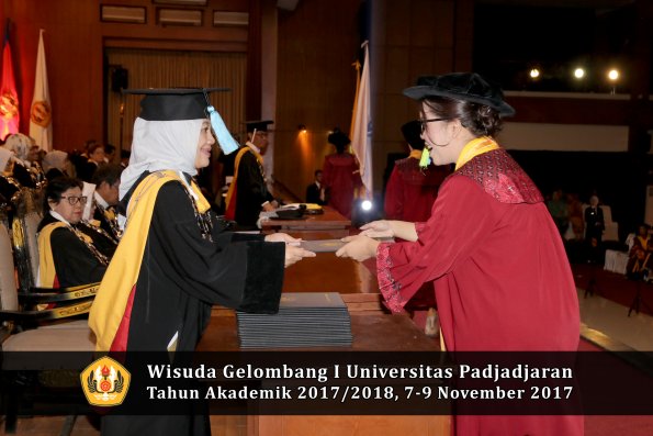 Wisuda Unpad Gel I TA 2017_2018  Fakultas Farmasi oleh Dekan 089