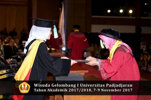 Wisuda Unpad Gel I TA 2017_2018  Fakultas Farmasi oleh Dekan 096
