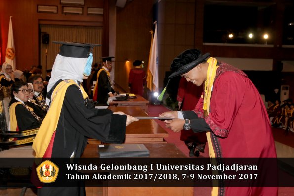 Wisuda Unpad Gel I TA 2017_2018  Fakultas Farmasi oleh Dekan 102