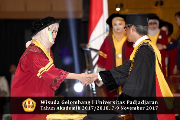 Wisuda Unpad Gel I TA 2017_2018  Fakultas Farmasi oleh Rektor 011