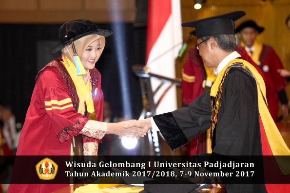 Wisuda Unpad Gel I TA 2017_2018  Fakultas Farmasi oleh Rektor 037