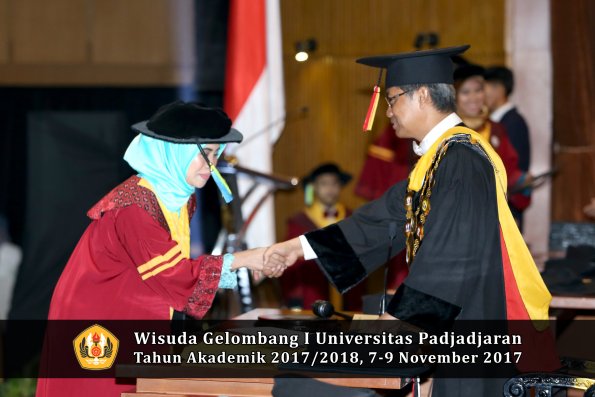 Wisuda Unpad Gel I TA 2017_2018  Fakultas Farmasi oleh Rektor 067