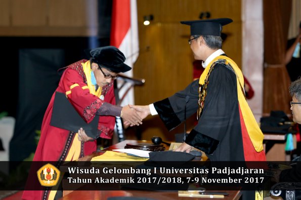 Wisuda Unpad Gel I TA 2017_2018  Fakultas Farmasi oleh Rektor 111