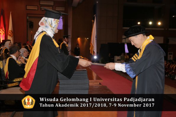 Wisuda Unpad Gel I TA 2017_2018  Fakultas psikologi oleh Dekan 001