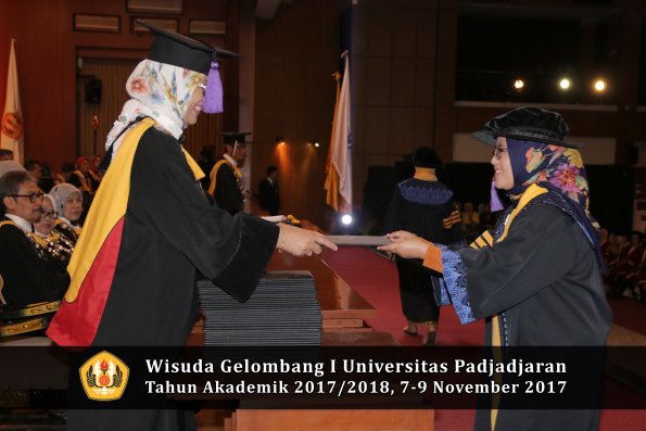 Wisuda Unpad Gel I TA 2017_2018  Fakultas psikologi oleh Dekan 003