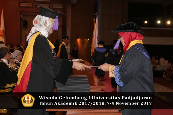 Wisuda Unpad Gel I TA 2017_2018  Fakultas psikologi oleh Dekan 004