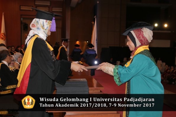 Wisuda Unpad Gel I TA 2017_2018  Fakultas psikologi oleh Dekan 007