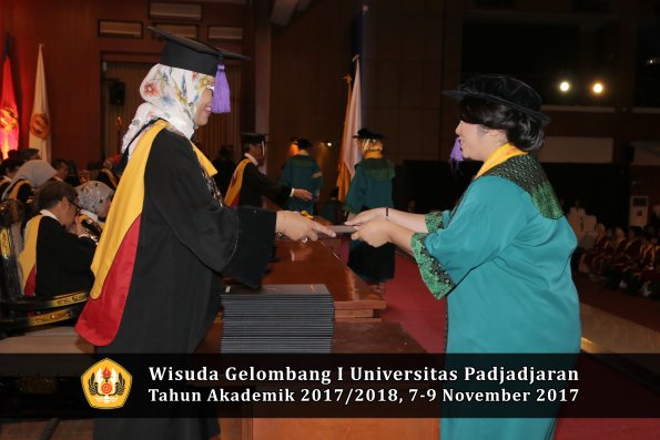 Wisuda Unpad Gel I TA 2017_2018  Fakultas psikologi oleh Dekan 014