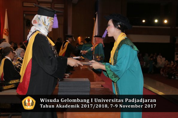 Wisuda Unpad Gel I TA 2017_2018  Fakultas psikologi oleh Dekan 016