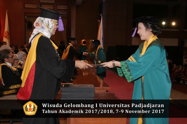 Wisuda Unpad Gel I TA 2017_2018  Fakultas psikologi oleh Dekan 018