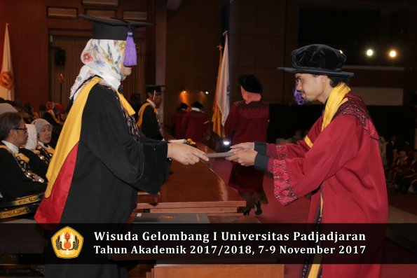 Wisuda Unpad Gel I TA 2017_2018  Fakultas psikologi oleh Dekan 032