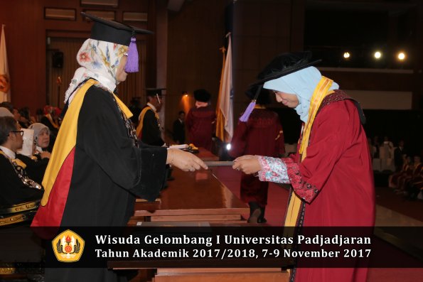 Wisuda Unpad Gel I TA 2017_2018  Fakultas psikologi oleh Dekan 033
