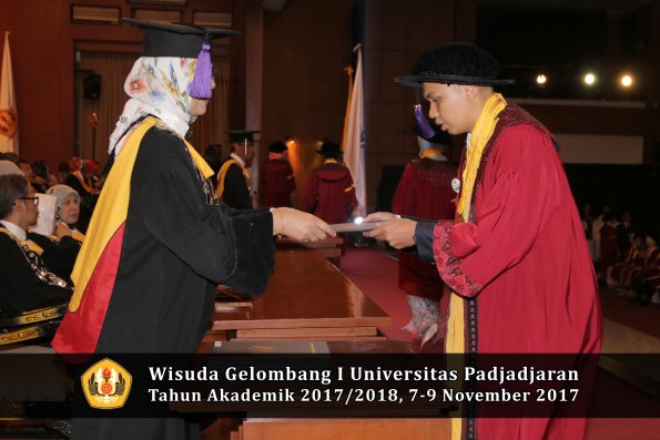 Wisuda Unpad Gel I TA 2017_2018  Fakultas psikologi oleh Dekan 034