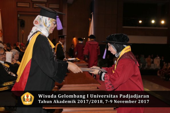 Wisuda Unpad Gel I TA 2017_2018  Fakultas psikologi oleh Dekan 035