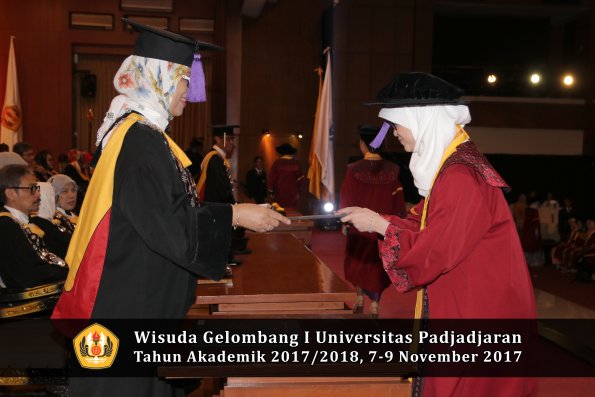 Wisuda Unpad Gel I TA 2017_2018  Fakultas psikologi oleh Dekan 037