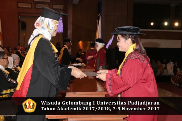 Wisuda Unpad Gel I TA 2017_2018  Fakultas psikologi oleh Dekan 038