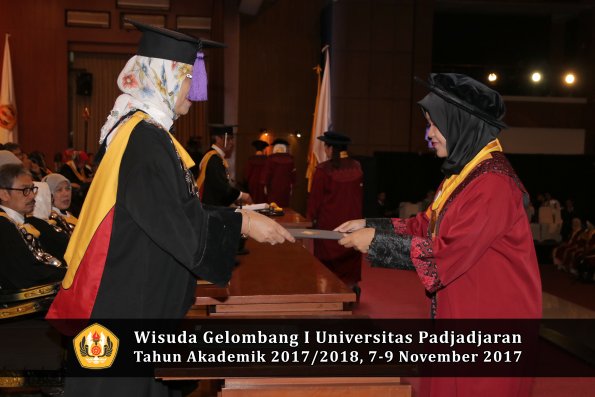Wisuda Unpad Gel I TA 2017_2018  Fakultas psikologi oleh Dekan 039