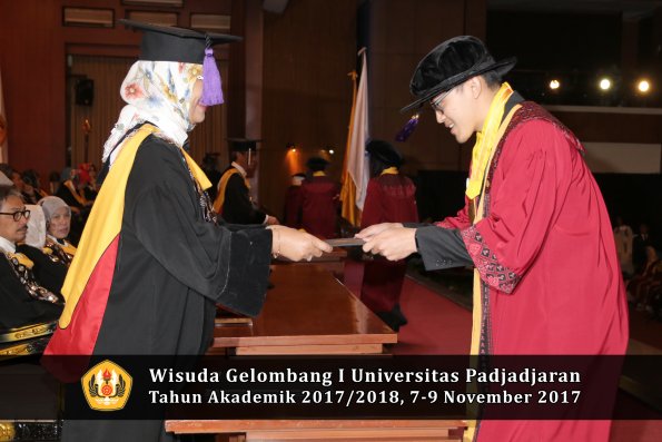 Wisuda Unpad Gel I TA 2017_2018  Fakultas psikologi oleh Dekan 040