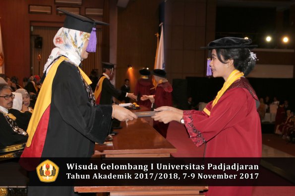Wisuda Unpad Gel I TA 2017_2018  Fakultas psikologi oleh Dekan 043