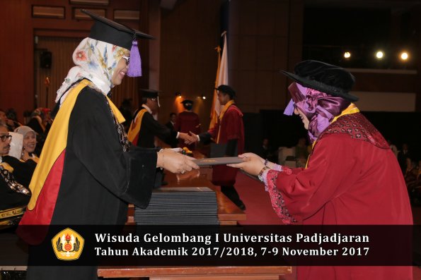 Wisuda Unpad Gel I TA 2017_2018  Fakultas psikologi oleh Dekan 045