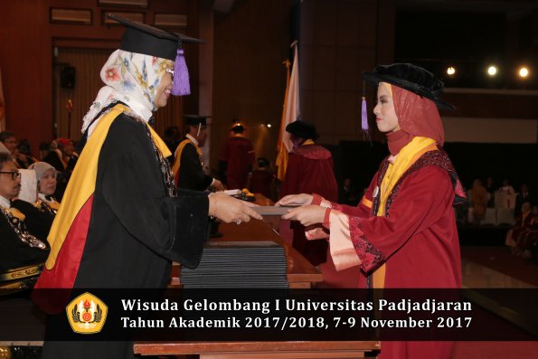 Wisuda Unpad Gel I TA 2017_2018  Fakultas psikologi oleh Dekan 046