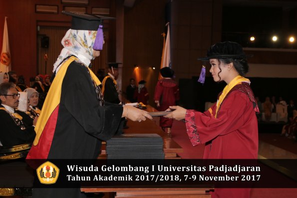 Wisuda Unpad Gel I TA 2017_2018  Fakultas psikologi oleh Dekan 049