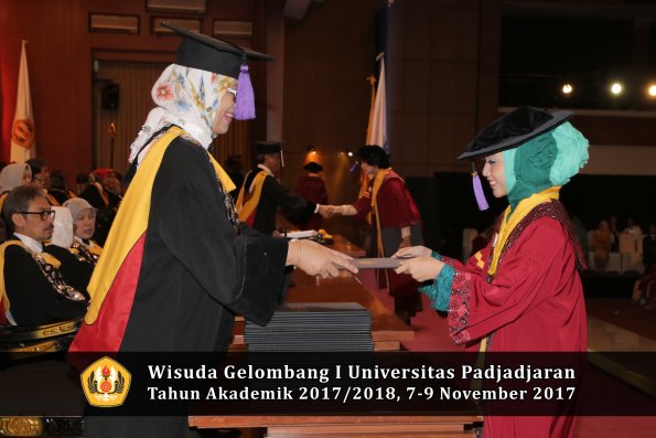 Wisuda Unpad Gel I TA 2017_2018  Fakultas psikologi oleh Dekan 051