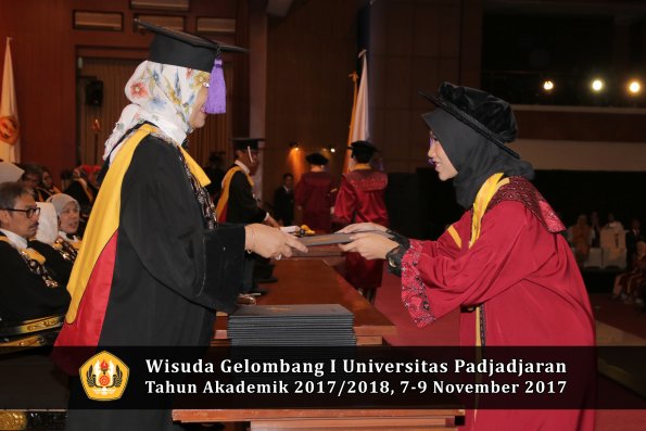 Wisuda Unpad Gel I TA 2017_2018  Fakultas psikologi oleh Dekan 054