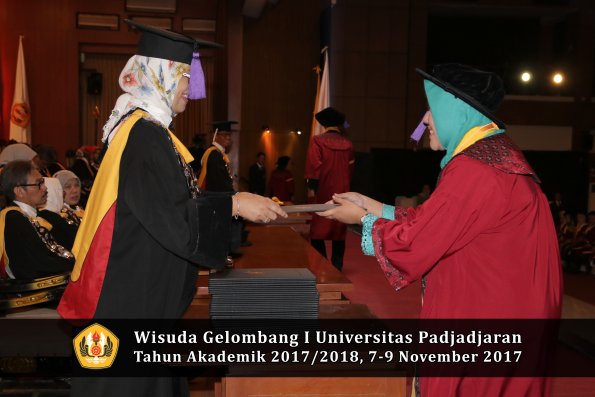 Wisuda Unpad Gel I TA 2017_2018  Fakultas psikologi oleh Dekan 056