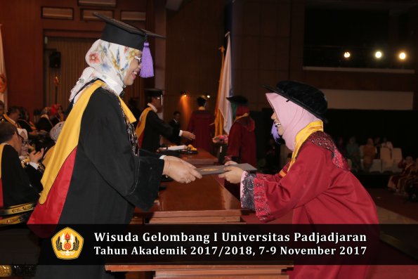 Wisuda Unpad Gel I TA 2017_2018  Fakultas psikologi oleh Dekan 086