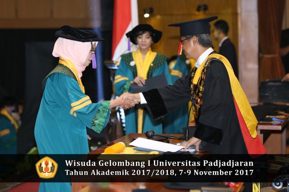 Wisuda Unpad Gel I TA 2017_2018  Fakultas psikologi oleh Rektor 009
