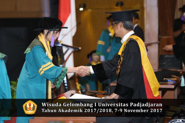 Wisuda Unpad Gel I TA 2017_2018  Fakultas psikologi oleh Rektor 010