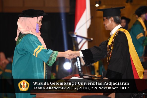 Wisuda Unpad Gel I TA 2017_2018  Fakultas psikologi oleh Rektor 015