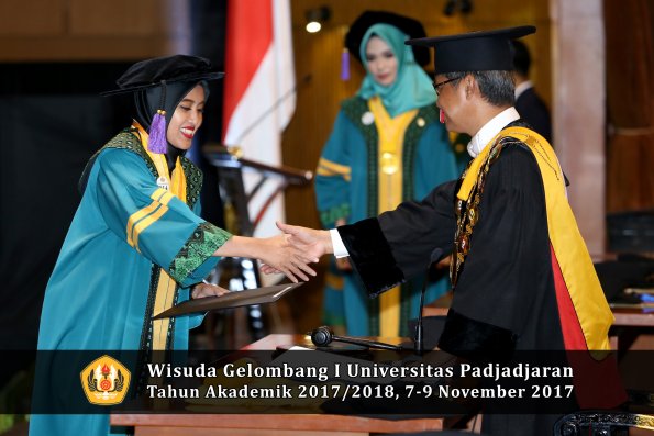 Wisuda Unpad Gel I TA 2017_2018  Fakultas psikologi oleh Rektor 019
