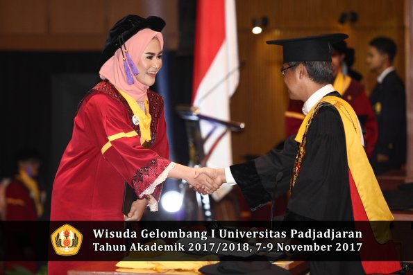Wisuda Unpad Gel I TA 2017_2018  Fakultas psikologi oleh Rektor 031