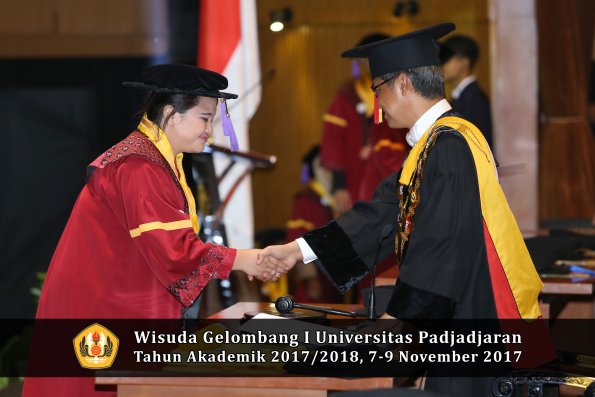 Wisuda Unpad Gel I TA 2017_2018  Fakultas psikologi oleh Rektor 038